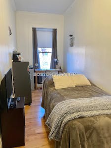 Back Bay Deal Alert! Studio 1 Bath apartment in Newbury St Boston - $1,795